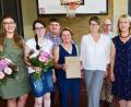 Bild: no
Zum Schuljahresende heißt es in Illschwang Abschied nehmen (von links): Ann-Kathrin Hollederer, Julia Weber, Bürgermeister Dieter Dehling (Illschwang), Marianne Lehner, Rektorin Gabi Pirner, Pfarrer Thomas Schertel, Schulverbandsvorsitzende Brigitte Bachmann und Elternbeiratsvorsitzender Mathias Wenkmann.