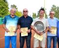 Bild: es
Der Tennis-Vereinsmeister 2019 heißt Bernhard Danzl (Mitte). Es ist seine 7. Meisterschaft. Vizemeister ist Rainer Stangl (Zweiter von links). Für Jochen Calame (Zweiter von rechts) und Johann Ferstl (links) war im Halbfinale Schluss. Josef Grötsch (rechts) ehrt die Sieger.