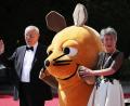 Bild: Daniel Karmann/dpa
Armin Maiwald und die Maus aus "Die Sendung mit der Maus" kommen zum Beginn der Bayreuther Festspiele 2019 an und werden von der Bayreuther Oberbürgermeisterin Brigitte Merk-Erbe begrüßt.