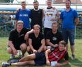 Bild: dob
Die "Watschi"-Kicker (Mitte) erhielten die Siegprämie in Höhe von 100 Euro beim Elfmeterturnier des SV Altenstadt.