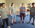 Bild: bba
Sozialpädagogin Maximiliane Gschwendtner (Zweite von rechts) ermuntert die jungen Leute aus der Berufsfachschule zum Improvisationstheater.