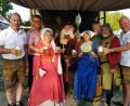 Bild: mp
Vertreter der Brauerei Jacob stoßen mit Vertretern des Festspielvereins und Bürgermeister Martin Birner (Zweiter von links) auf ein Gelingen des 30. Mittelalterfestes im Stadtpark an.