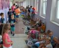 Bild: jr
Die Kinder der vierten Klassen beteiligten sich mit einem Flohmarkt am Schulfest.