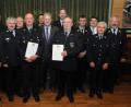 Bild: Michael Schröter
Den Feuerwehr-Jubilaren aus der Gemeinde Illschwang gratulieren Landrat Richard Reisinger, Bürgermeister Dieter Dehling und die Führungskräfte auf Landkreis- und Feuerwehr-Ebene.