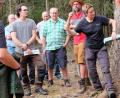 Bild: wlr
Försterin Andrea Sauer gibt den Waldbauern wertvolle Ratschläge über die Vorgehensweise beim Borkenkäfer. Auch Michael Bock (zweiter von rechts) und Noah Argauer (zweiter von links) von der FBG klären auf.
