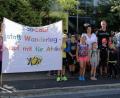 Bild: u
„Lauf mit für Afrika!“ Exakt 2125 Kilometer legten die Schulkinder unter diesem Motto beim 7. Solidaritätslauf zurück. Sie erwanderten bzw. erliefen so eine Spendensumme für die Projekthilfe Dr.Luppa in Höhe von 4 598,62 Euro. Aktiv mit dabei war auch Bürgermeister Hermann Falk (3.v.l.). Mit im Bild Rektorin Birgit Härtl (2.v.l..) und die Chef-Organisatoren der Veranstaltung, das Lehrerehepaar Hildegard Feyrer (l.) und Alois Feyrer (r.).
