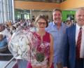 Bild: Hirsch
Im Namen der Kollegen würdigte Stefan Potschaski (rechts) die Lebensleistung von Schulleiter Ralf Bormann (Mitte). Blumen gab es für Ehefrau Daniela Bormann. (links)