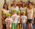 Bild: dob
Die Erzieherinnen mit Leiterin Birgit Zant (links) schlugen mit den Kindern bei Bürgermeister Andreas Wutzlhofer auf, um den Schatz zu finden. Doch die böse Hexe Mume Rumpumpel war schneller und flog mit samt dem Schatz durch das Rathausfenster in Richtung Eisdiele. Flugs machten sich die Buben und Mädchen hinterher.
