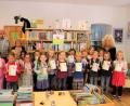 Bild: dü
Stolze Vorschulkinder mit ihren Urkunden und den Kindergärtnerinnen Maria Dürr und Gislinde Knauer sowie Büchereileiter Georg Dürr.
