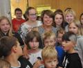 Bild: dob
Inmitten ihrer Schüler fühlte sich Förderlehrerin Gerlinde Ertl immer wohl. Viele Tränen wurden auf beiden Seiten beim Abschied vergossen.