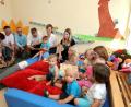 Bild: Stephan Huber
Zur offiziellen Vorstellung der neuen Mitarbeiterin aus Trikala kamen OB Michael Cerny (Fünfter von links) und Vertreter der Stadt in der Kinderkrippe Luitpoldhöhe zusammen.