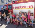 Bild: gto 
Die Vorschulkinder mit den Brandschutzerziehern Tobias Göbl (von links) und Andreas Pryzbilla.