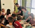 Bild: rgr
Die Schüler der Grund- und Mittelschule freuen sich über die gelungene Überraschung der Schülermitverwaltung und holen sich ein Eis ab.