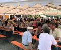 Bild: bgm
Schon ab 11 Uhr sind die Bänke im Festzelt des Fischereivereins meist durchgehend besetzt. Auch ein paar Regenschauer am Nachmittag tun der guten Stimmung keinen Abbruch.