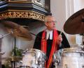 Bild: privat
Pfarrer Hans-Peter Pauckstadt-Künkler (63) in seinem Element. Der Pfarrer der evangelischen Kirchengemeinde Rothenstadt spielt seit vielen Jahren Schlagzeug, in der Band "Church Pistols" und seiner eigenen Kirchenband zusammen mit Jugendlichen. Am Sonntag, 28. Juli, wird er in den Ruhestand verabschiedet.