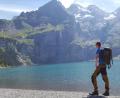 Bild: Tobias Gräf
Größe ist relativ. Vor den Alpenspitzen des Berner Oberlandes erscheint unser Autor nicht mehr ganz so groß wie im Alltagsleben.