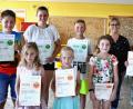 Bild: es
Leiterin Bärbl Nutz (hinten, rechts) gratuliert und überreicht Urkunden an Aaron Kleber, Lisa Zitzmann und Andreas Kick (hinten, von links), Theresia Bodensteiner, Resi Eckl, (vorne, von rechts) und an die beiden Teilnehmern aus Teunz