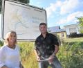 Bild: bey
Zweite Bürgermeisterin Andrea Lang und Bürgermeister Rainer Rewitzer präsentieren eine neue Ortseingangstafel in Vöslesrieth, die auf die örtliche Lage der Anwesen und Wohnhäuser mit ihren Hausnummer hinweist.