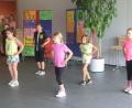 Bild: exb/Grund- und Mittelschule Weiherhammer
Zum Abschluss der Veranstaltung führen die Schüler in der Aula ihr Erlerntes aus den Workshops „Tanz“ und „Bodypercussion“ als kleine Showeinlage auf.
