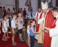Bild: du
Bischof Rudolf segnet die Kinder der Kindertagesstätte in der Pfarrkirche, assisitiert von Regionaldekan Manfred Strigl (rechts) und Pfarrer Thomas Stohldreier (links).