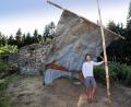 Bild: Gerhard Götz
Kein Provisorium aber Symbol dessen: Benedict Tolar weist mit seiner Installation vor der Hüttl-Ruine auf Vorübergehendes hin.
