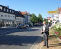 Bild: lnz
Bürgermeister Roland Grillmeier freut sich, dass es endlich zu einer Vereinbarung mit dem Straßenbauamt zur Übernahme der innerörtlichen Staatsstraße 2176 gekommen ist. Wie aber die Straßenführung am Oberen Markt und bei der Kreuzung (Bild) künftig aussehen wird, ist noch völlig offen.
