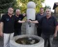 Bild: Hirsch
Der neue Präsident Josef Beer, Pressesprecher Josef Schönhammer, Generalsekrtär Klaus Frischholz und der scheidende Präsident, Otto Karl, stehen am Wolpertinger-Brunnen in Altenschwand (von links).