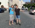 Bild: jzk
Die beiden „Troglauer“ Domml (Thomas Wöhrl) und Mike (Markus Raps, von links) prüfen, ob alles richtig aufgebaut wird. Vor ihren Auftritt geben sie von 16.30 bis 17 Uhr eine Autogrammstunde im Fan-Shop am Einlass.
