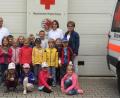 Bild: wro
Die Vorschulkinder von St. Elisabeth und Erzieherin Sigrid Meierhöfer (rechts) lernten von Wilfried Arnold und Katja Ruhland, wie einfach es doch ist, Erste Hilfe zu leisten.