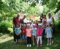 Bild: exb
Die künftigen Vorschulkinder besuchten den Rosengarten der Familie Standfest.