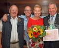 Bild: sön
Mit Blumen verabschieden Bürgermeister Markus Dollacker (rechts) und Zweiter Bürgermeister Karl Roppert (links) Hildegard Baker in den Ruhestand. Darüber freute sich auch deren Ehemann David (Zweiter von links).