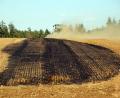 Bild: jma
Landwirte helfen, ein brennendes Feld zwischen Altzirkendorf und Sommerau zu löschen.