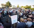 Bild: Andreas Arnold/dpa 
Demonstranten nehmen an der Mahnwache "Kein Platz für Rassismus" in Wächtersbach teil.