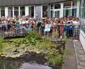 Bild: wbe
26 Jahnschüler schafften das Seepferdchen, 41 Mal wurde das Schwimmabzeichen in Bronze und fünf Mal in Silber erreicht. Schulleiterin Andrea Dechant (links) und Konrektorin Sabine Lubich (rechts) waren stolz auf die echten Könner im Nass.