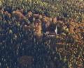 Bild: Franz X. Bogner
Fangen wir zur Ankündigung unserer Luftbilder-Serie mal etwas einfacher an: Es ist natürlich die Johanniskirche auf dem gleichnamigen Hausberg von Freudenberg, die hier im Herbstwald zu sehen ist.