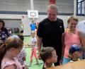 Bild: le
Olympiasieger Eric Frenzel (rechts) gibt in der Flosser Grund- und Mittelschule eine Autogrammstunde. Von links: Martin Schaller, Susi Aures-Kreutzmeier sowie Rektor Gerhard Steiner.
