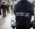 Symbolbild: Oliver Berg/dpa
Ein Fotograf trägt am Rande einer Demonstration ein Shirt mit einem Slogan für die Pressefreiheit.