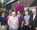 Bild: exb
Im Bild die Jubilarin (Dritte von links), dahinter Tochter Birgit Übelacker und links Christa Schafleitner sowie Pater Friedhelm mit Rosemarie Burger und Monika Grötsch (von rechts).