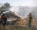 Bild: rw
Rasch können die Kastler Einsatzkräfte die brennende Strohballenpresse löschen. Dank mehrerer Landwirte haben sie auch den Brand auf einem Stoppelfeld schnell im Griff.