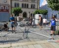 Bild: jzk
Die größte Hitze ist vorbei, als am Freitagabend Mitglieder des SVSW Kemnath und TSV Kastl auf dem Stadtplatz mit dem Aufbau der Bühne beginnen.