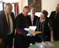 Bild: exb/Stadtmuseum Weiden
Als Gastgeschenk hat Bischof Rudolf Voderholzer (Zweiter von links) eine Regensburger Sonntagsbibel bei seinem Besuch des Stadtmuseums Weiden mit (von links) Bürgermeister Lothar Höher, Regionaldekan Manfred Strigl, Kulturamtsleiterin Petra Vorsatz und Stadtdekan Johannes Lukas mitgebracht.