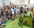 Bild: exb
Auf der Rentnerbank nehmen Irmgard Thaller und Elisabeth Freitag bei der Abschiedsfeier der Grundschule Platz.