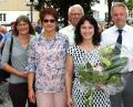 Bild: ld
Am Ende eines Abschiedsgottesdienstes dankte Pater Joy (rechts) der scheidenden Gemeindereferentin Gabi Sieder (mit Blumen) für ihr engagiertes Wirken. Geschenke überreichten die Vertreter der kirchlichen Gremien: Pfarrgemeinderatssprecherinnen Irene Riedel und Sabine König (von links) und die beiden Kirchenpfleger Werner Scharf und Klaus Brunner (Dritter und Fünfter von links).