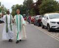 Bild: az
Pfarrer Gilbert Mburu Kabiru aus Kenia vertritt bis 20. August Stadtpfarrer Bernhard Müller. Er studiert in Innsbruck und schreibt seine Doktorarbeit in Pastoraltheologie. Am Samstagabend stand er erstmals mit Ruhestandspfarrer Wolfgang Traßl am Altar. Anschließend besprengte er die abgestellten Fahrzeuge mit Weihwasser