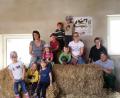 Bild: njn
Die Kinder des St.-Elisabeth-Kindergartens mit ihren Erzieherinnen und dem Ehepaar (von rechts) Leonhard und Monika Schleicher.
