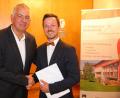 Bild: exb
Stephan Lohmeyer (links) überreicht den Förderpreis an den Lehrgangsbesten, Christian Wolf aus Waidhaus.