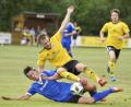 Bild: Hubert Ziegler
Der Schwarzhofener Innenverteidiger Christian Weiss (unten) grätscht auf Kosten eines Freistoßes den von der DJK Ammerthal zu seinem Stammverein zurückgekehrten Hahnbacher Siegtorschützen Tobias Hüttner ab.