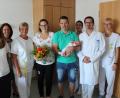 Bild: exb
Laura ist das 200. Kind, das im Jahr 2019 das Licht der Welt im Krankenhaus Tirschenreuth erblickte. Pflegerische Zentrumsleitung Michaela Helm, Krankenhausleiterin Claudia Kost, Hebamme Miluse Mazacova, Assistenzärztin Dr. Susanne Brückner, Chefarzt Dr. Michael Rüth und Kinderkrankenschwester Corinna Brunner (von links) gratulierten den stolzen Eltern Tereza und Sascha.