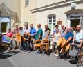 Bild: ath
Die Mitglieder von Kirchenverwaltung und Pfarrgemeinderat sowie weitere freiwillige Helfer haben das disziplinierte Schlangestehen bestimmt auch schon im Kindergarten gelernt. Zumindest halfen sie dort im Paradies der Kleinen von Hl. Dreifaltigkeit fleißig mit, damit das Haus der Buben und Mädchen nach seiner Generalsanierung und Erweiterung noch paradiesischer wird.