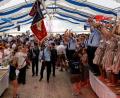 Bild: Florian Schlegl
Einzug ins Festzelt. Die Wolfringer feiern das 125-jährige Bestehen ihrer Feuerwehr nach Kräften.
